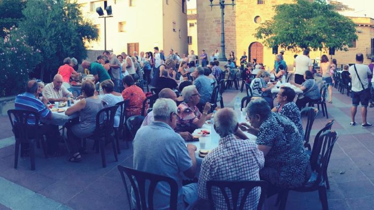 Sopar popular d'una edició de la Tomacada d'abans de la pandèmia