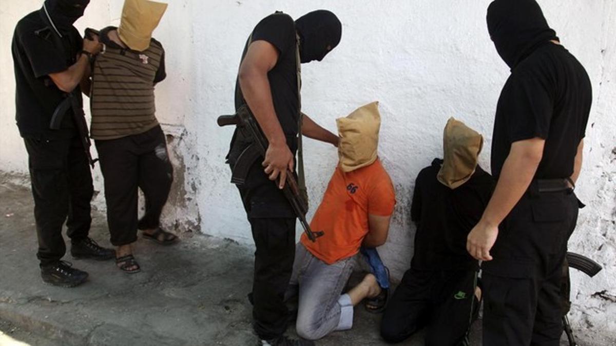 Miembros de Hamás se disponen a ejecutar a unos palestinos a los que acusan de colaborar con Israel.