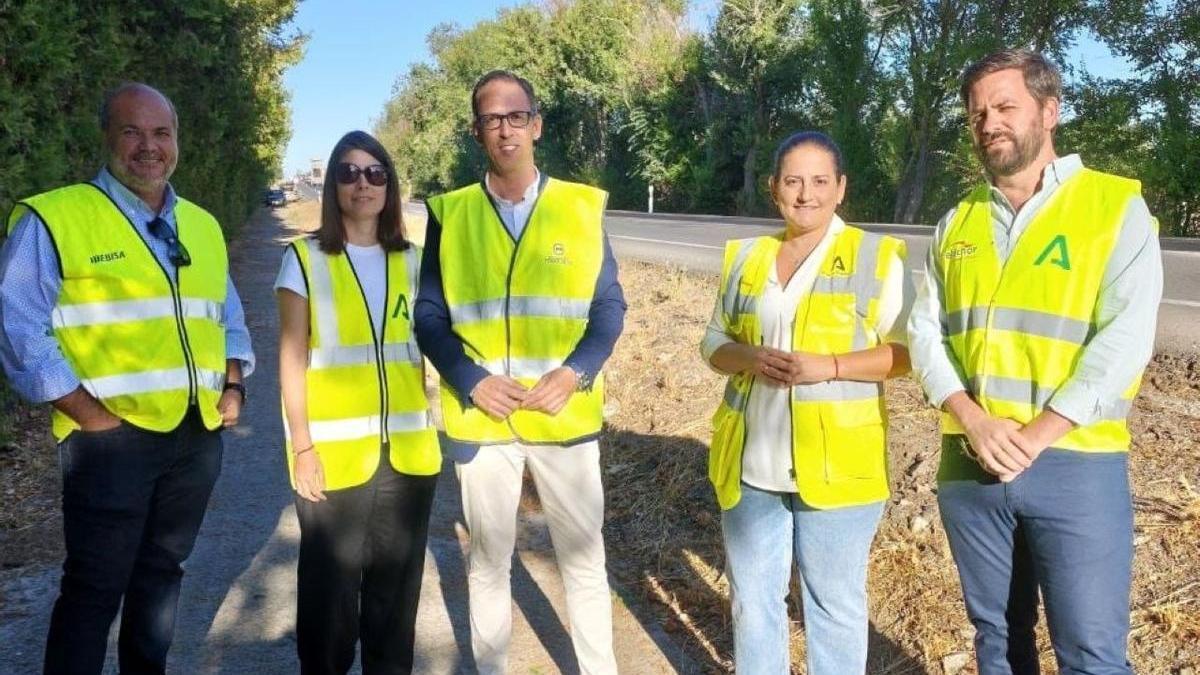 La delegada de Fomento y el alcalde de Pozoblanco, con técnicos de la Junta y de la empresa que realiza los trabajos en la carretera A-423.