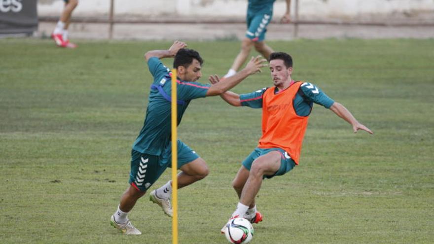 Rafa de Vicente, con peto naranja, defiende a Chavero en el entrenamiento de ayer.