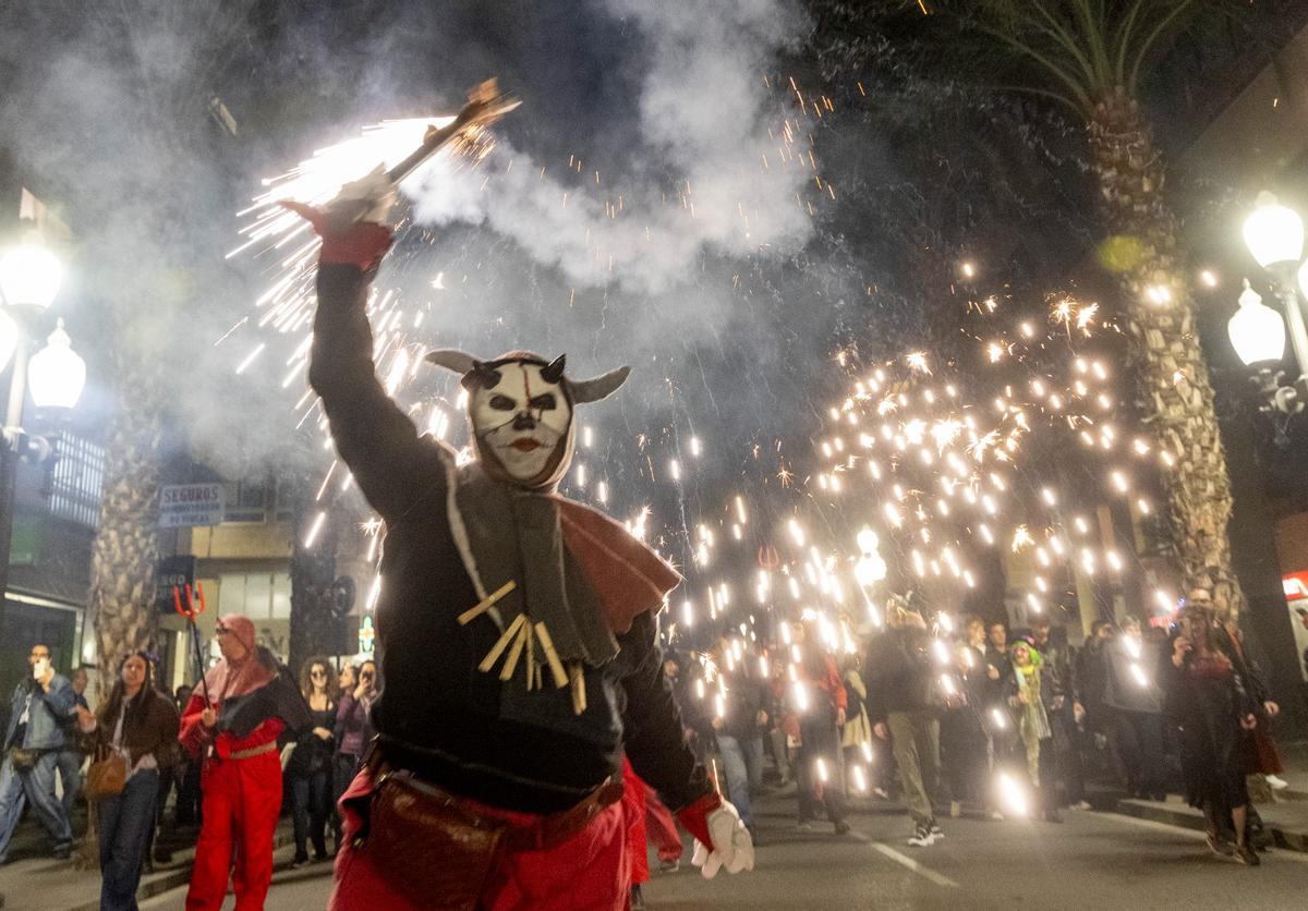 El Entierro de la Sardina pone el broche final al Carnaval de Alicante El Entierro de la Sardina pone el broche final al Carnaval de Alicante