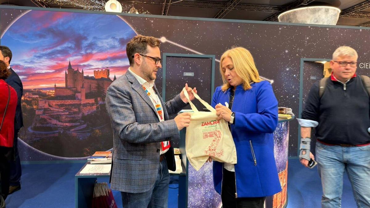 Autoridades, profesionales y público general se interesan en Fitur por la oferta turística de Zamora.