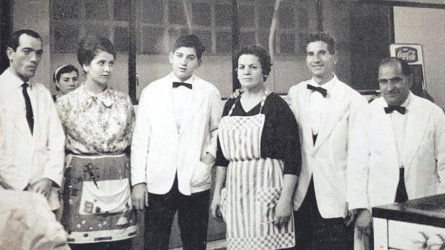 La familia Soler-Lobo, en la cantina de la fábrica Josa; de izquierda a derecha, el cuñado, la hermana, Juli Soler, la madre y el padre.