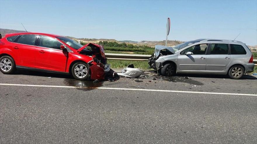 Cuatro heridos, uno grave, al colisionar dos coches en la N-234