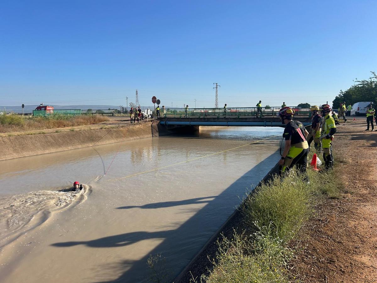Labores de los bomberos en el canal.