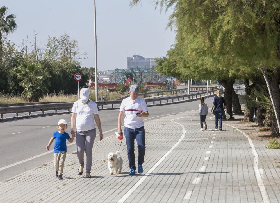 Los más pequeños salen del confinamiento después de más de 40 días pero un gran número de familias salen enteras y no se respeta la distancia de seguridad.