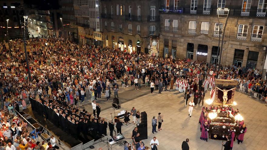 Miles de vigueses, ayer en la nueva Porta do Sol acompañando al Cristo de la Victoria en procesión