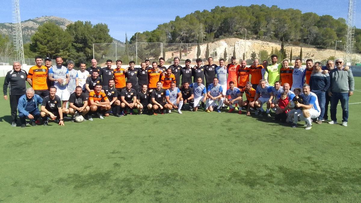 Los equipos del Playas Arenal, Atlético Baleares Veteranos y Médicos Mallorca posan tras disputar el Torneo benéfico NS en el campo de Peguera.