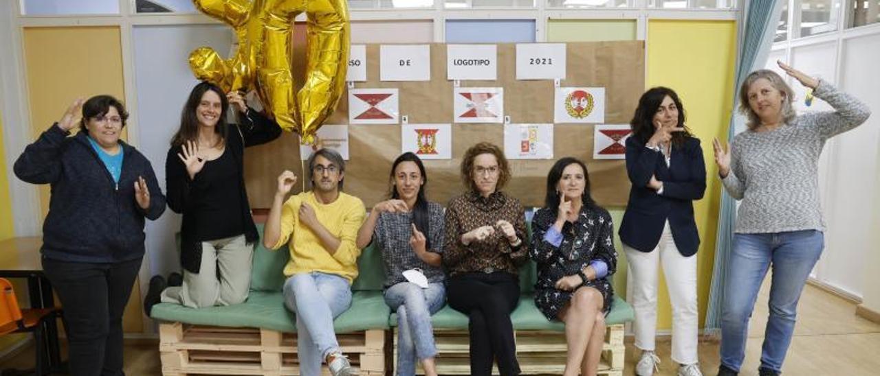 Trabajadoras de la Asociación de Personas Sordas de Vigo signando el aniversario.   | // ALBA VILLAR