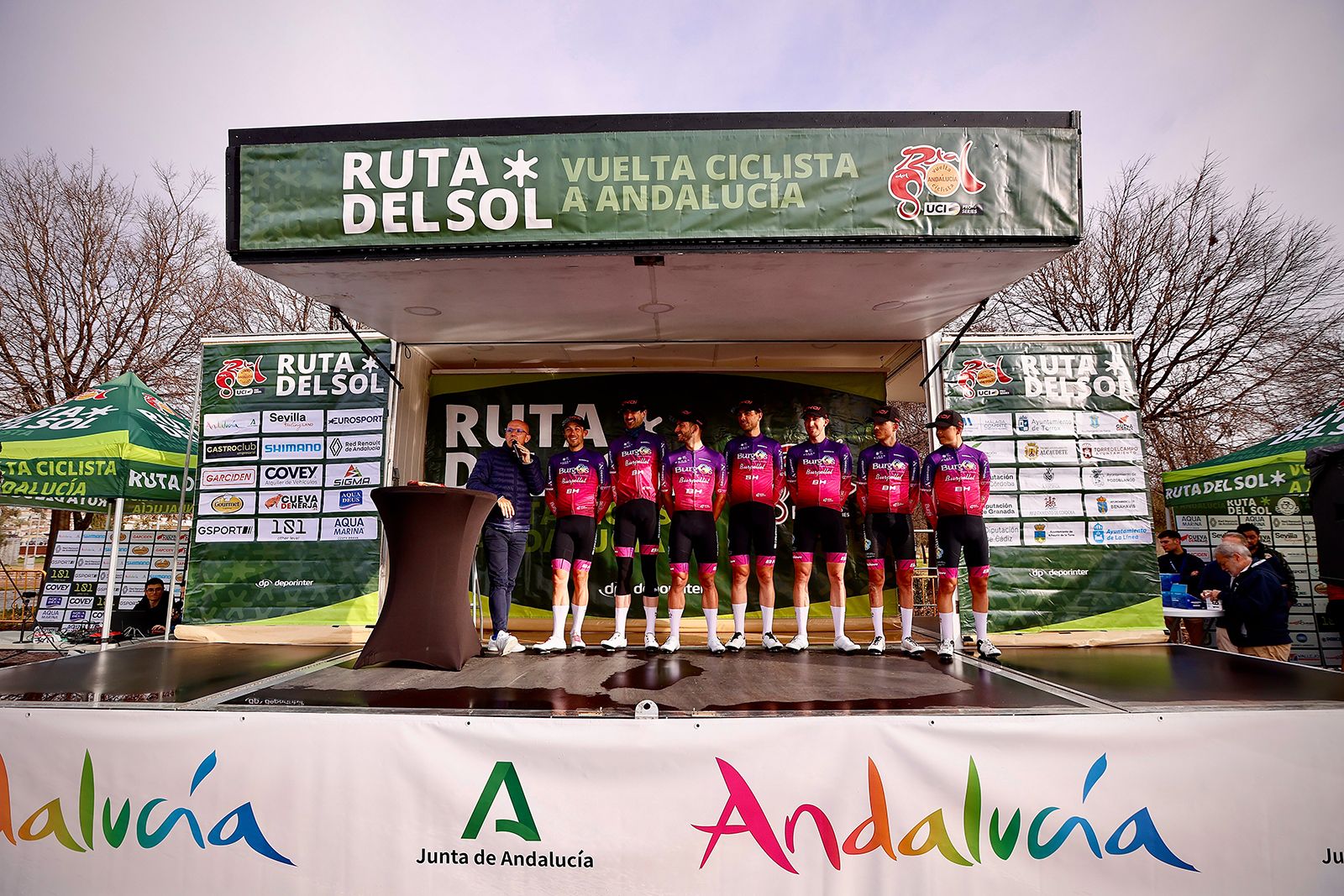 La salida de la etapa de Córdoba de la Vuelta a Andalucía en imágenes