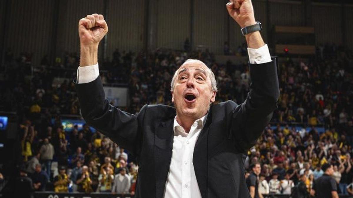 Txus Vidorreta, celebrando el pase de La Laguna Tenerife a las semifinales. | ARTURO JIMÉNEZ