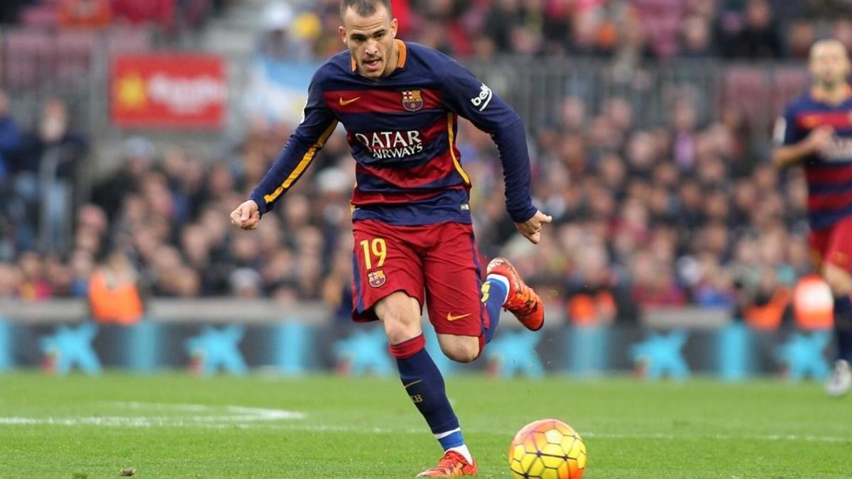 Sandro controla el balón en un partido con el Barcelona.