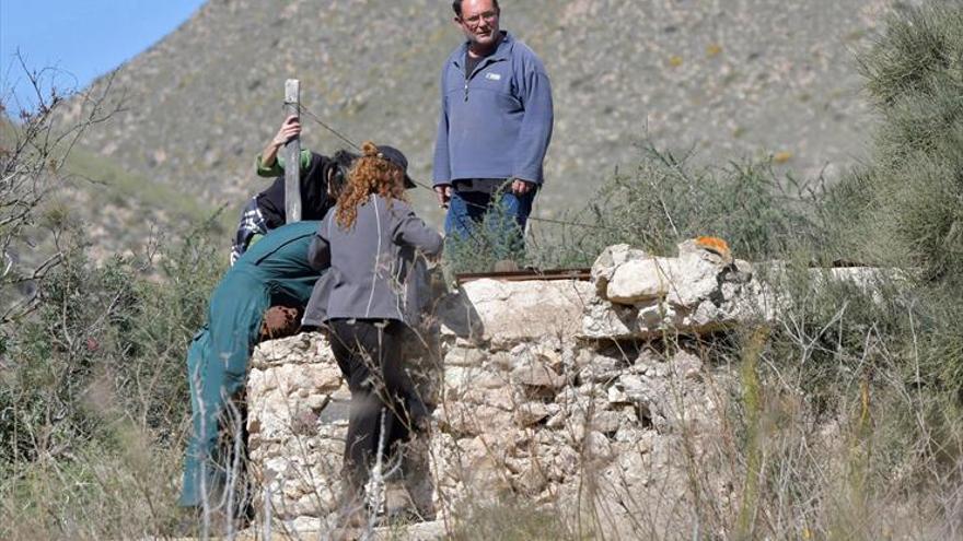 Más de cien personas buscan a un pequeño que desapareció en Níjar