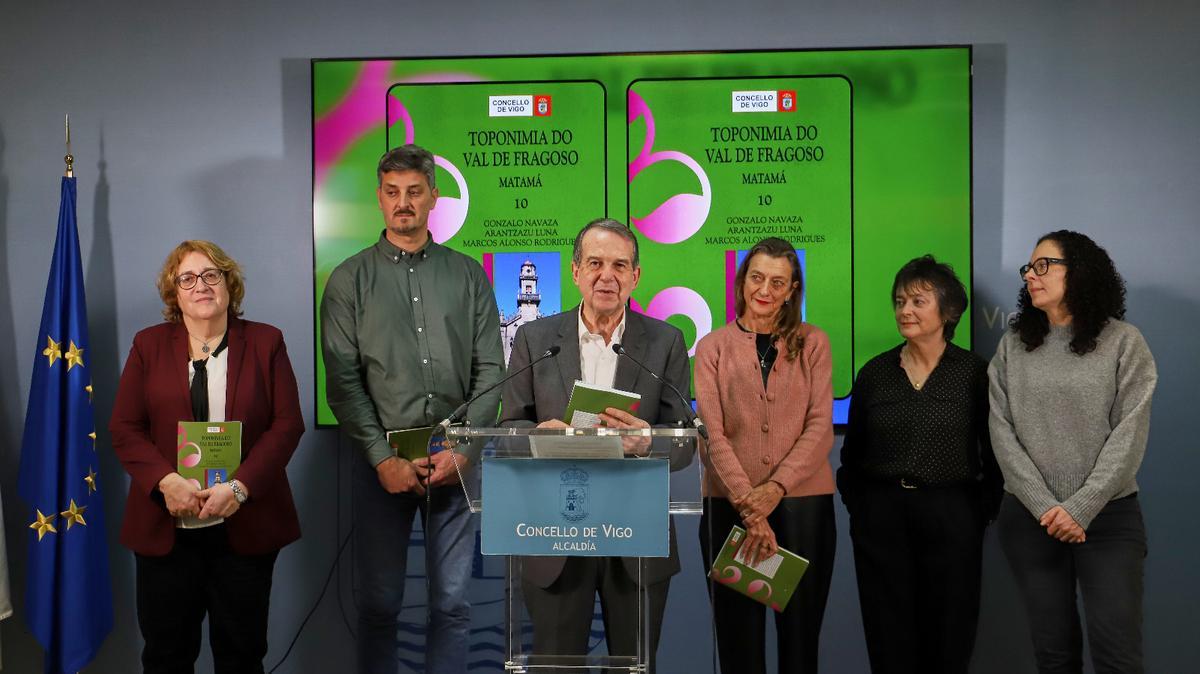 Presentación del libro, esta mañana, con el alcalde.
