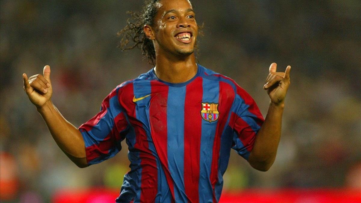 Ronaldinho, sonriente tras cibseguir un gol en su etapa con el Barça