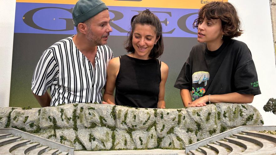 Yoann y Marie Bourgeois y la cantante Pomme, ante una maqueta del Teatre Grec