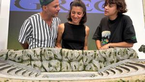 Yoann y Marie Bourgeois y la cantante Pomme, ante una maqueta del Teatre Grec