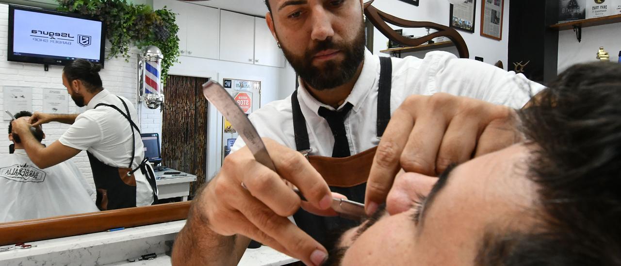 Un barbero en plena faena durante su jornada laboral.