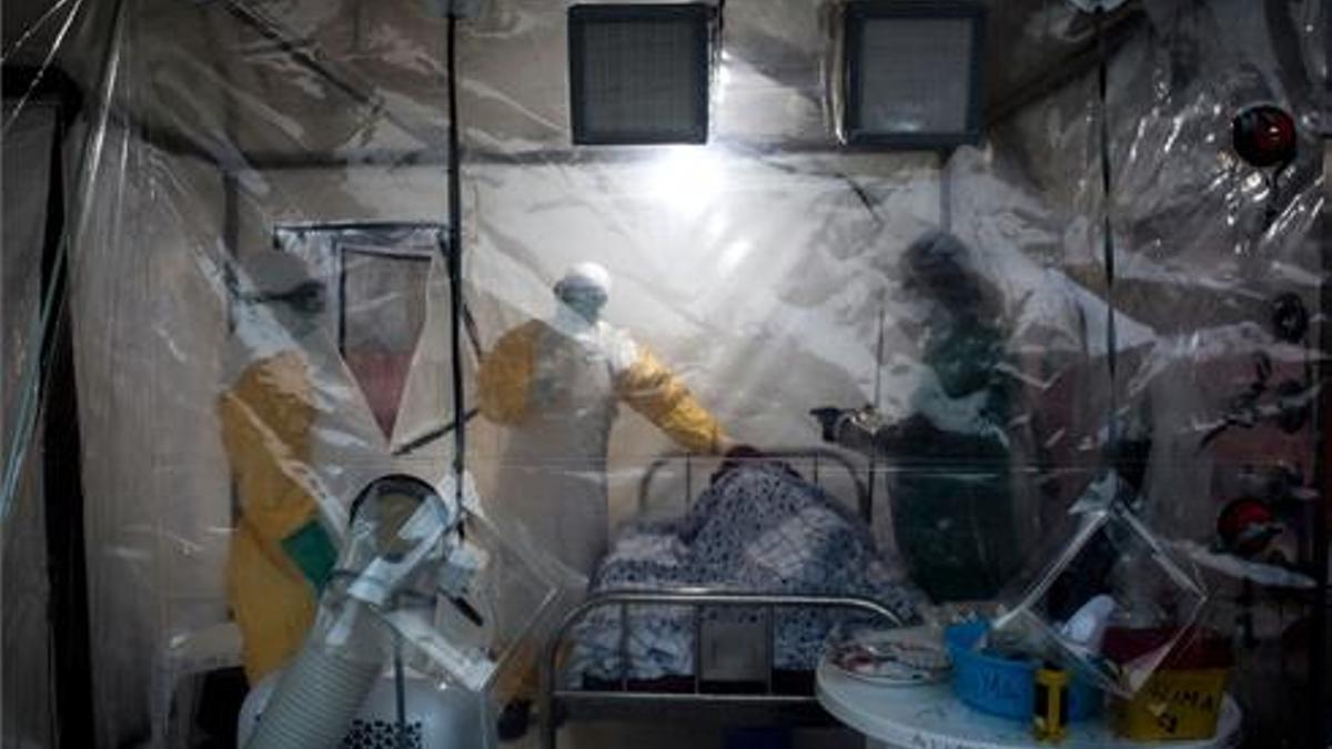 Tres médicos atienden a un enfermo de ébola en la República Democrática del Congo
