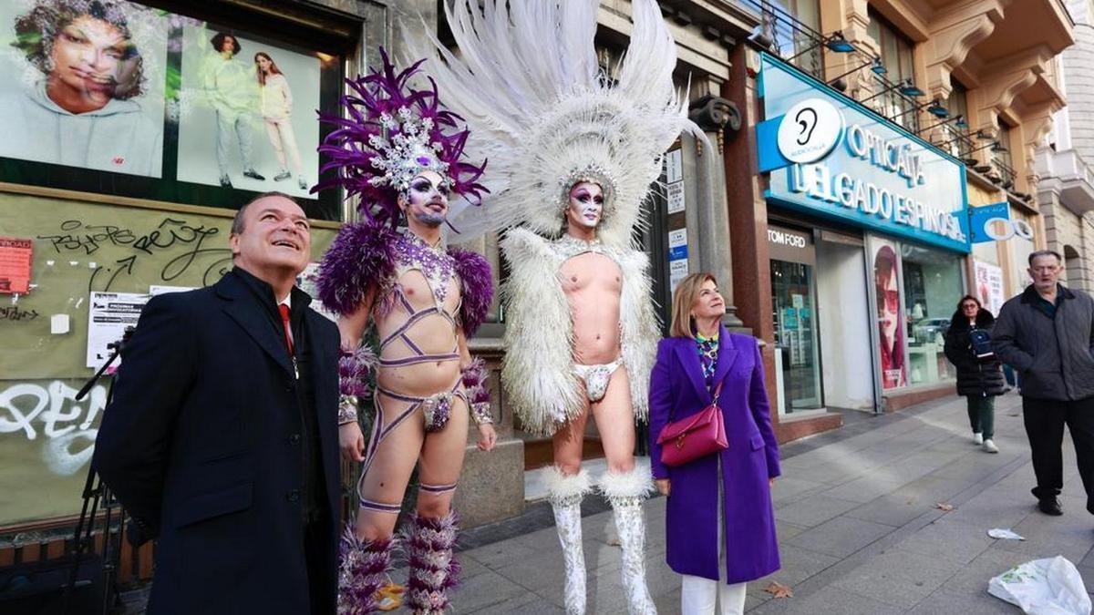 Imagen de la lona dedicada a la Gala Drag Queen del Carnaval de Las Palmas de Gran Canaria en la Gran Vía de Madrid.