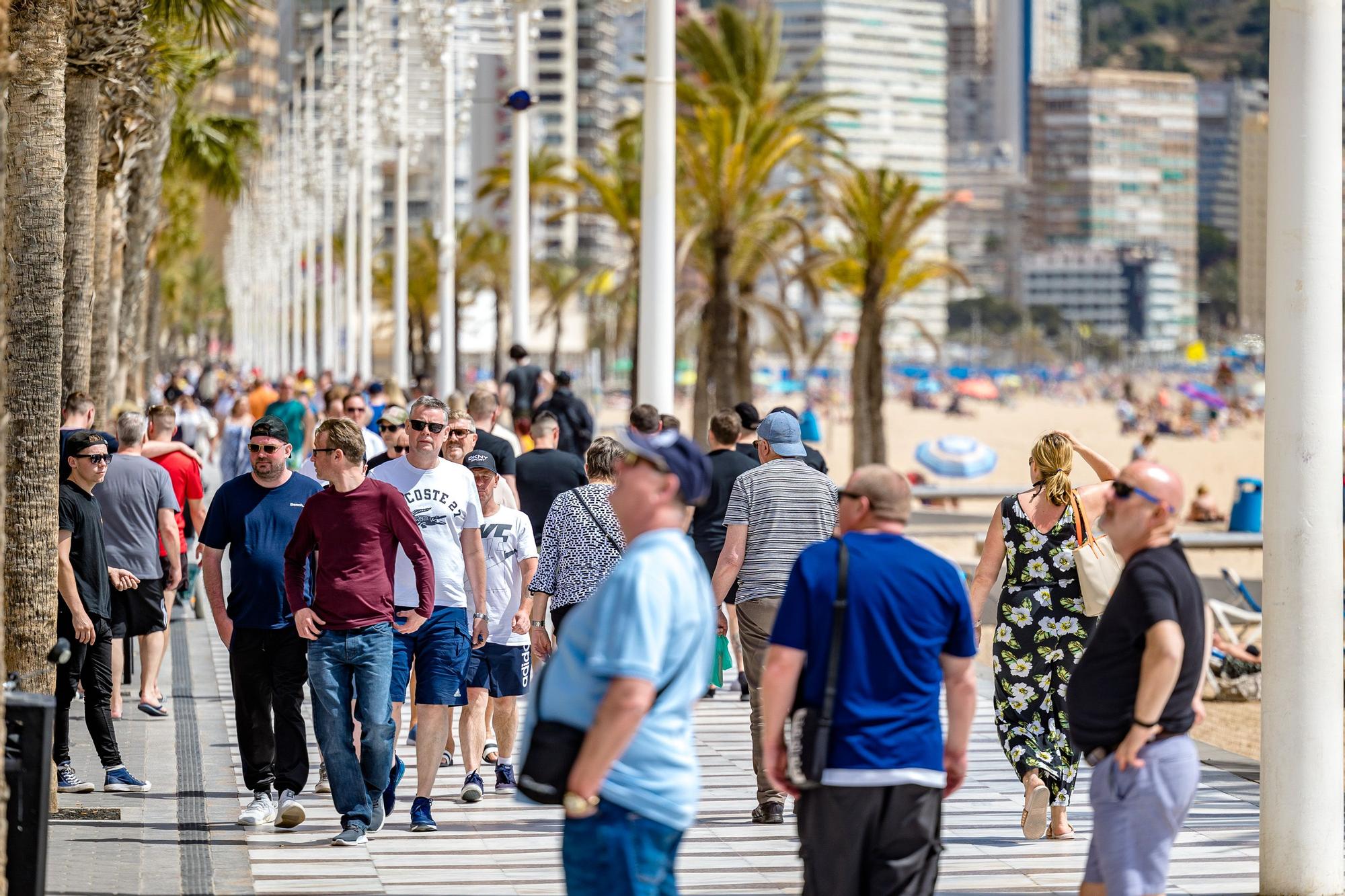 El primer gran test turístico del año tras dos años casi en blanco por las restricciones del covid han despertado la esperanza en el sector, que espera un volumen de negocio similar al de la Pascual de 2019 y que tiene ya operativa el 90% de la planta de hoteles y apartamentos.