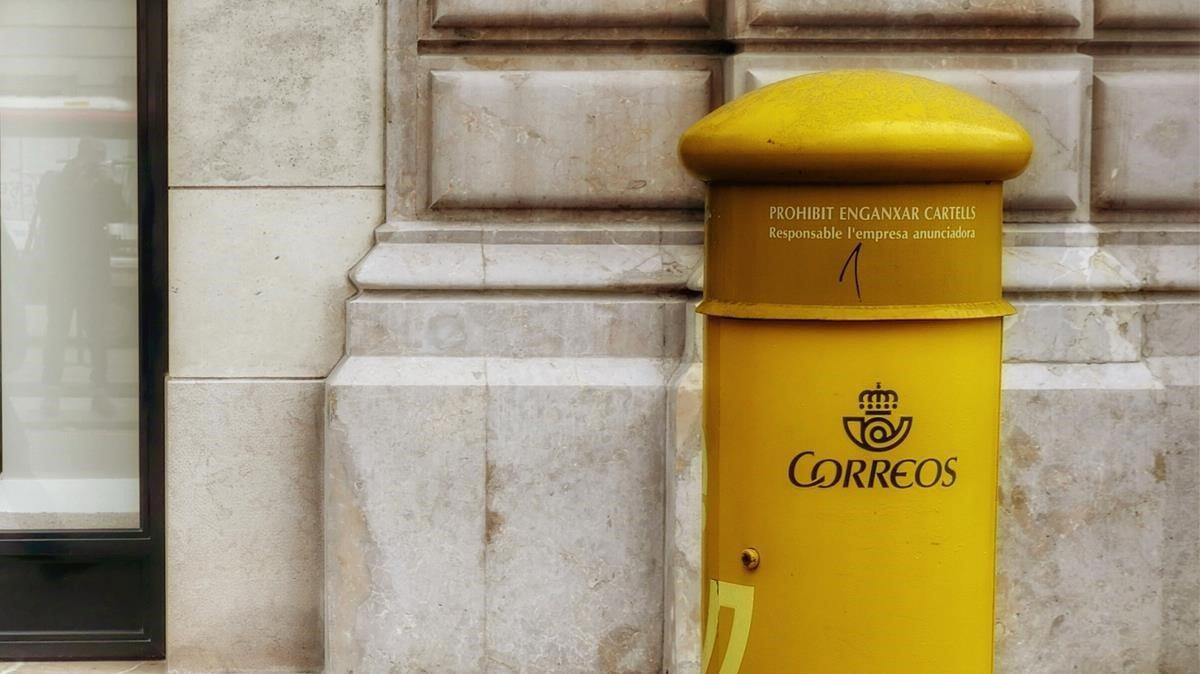 Un buzón de Correos en Barcelona.