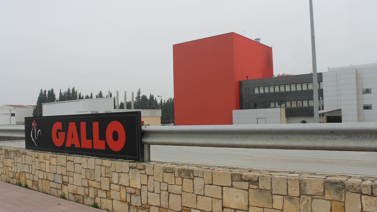 Fachada de la entrada principal de la factoría de Pastas Gallo en El Carpio.