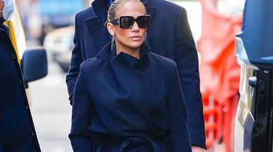 El abrigo de mujer largo hasta los tobillos de Jennifer Lopez es tan elegante que podrás llevarlo hasta con conjuntos de ropa cómoda