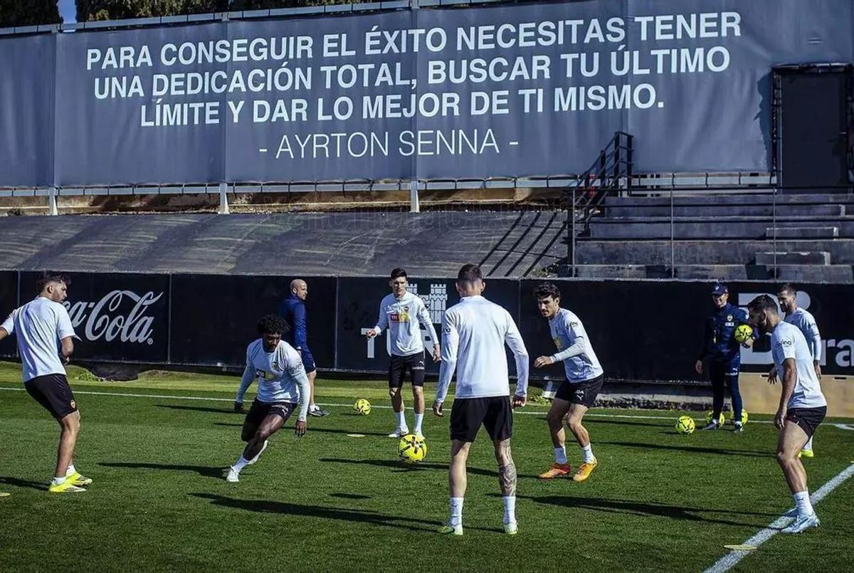 Los futbolistas del Valencia CF, durante un entrenamiento reciente en la ciudad deportiva de Paterna.  | VCF