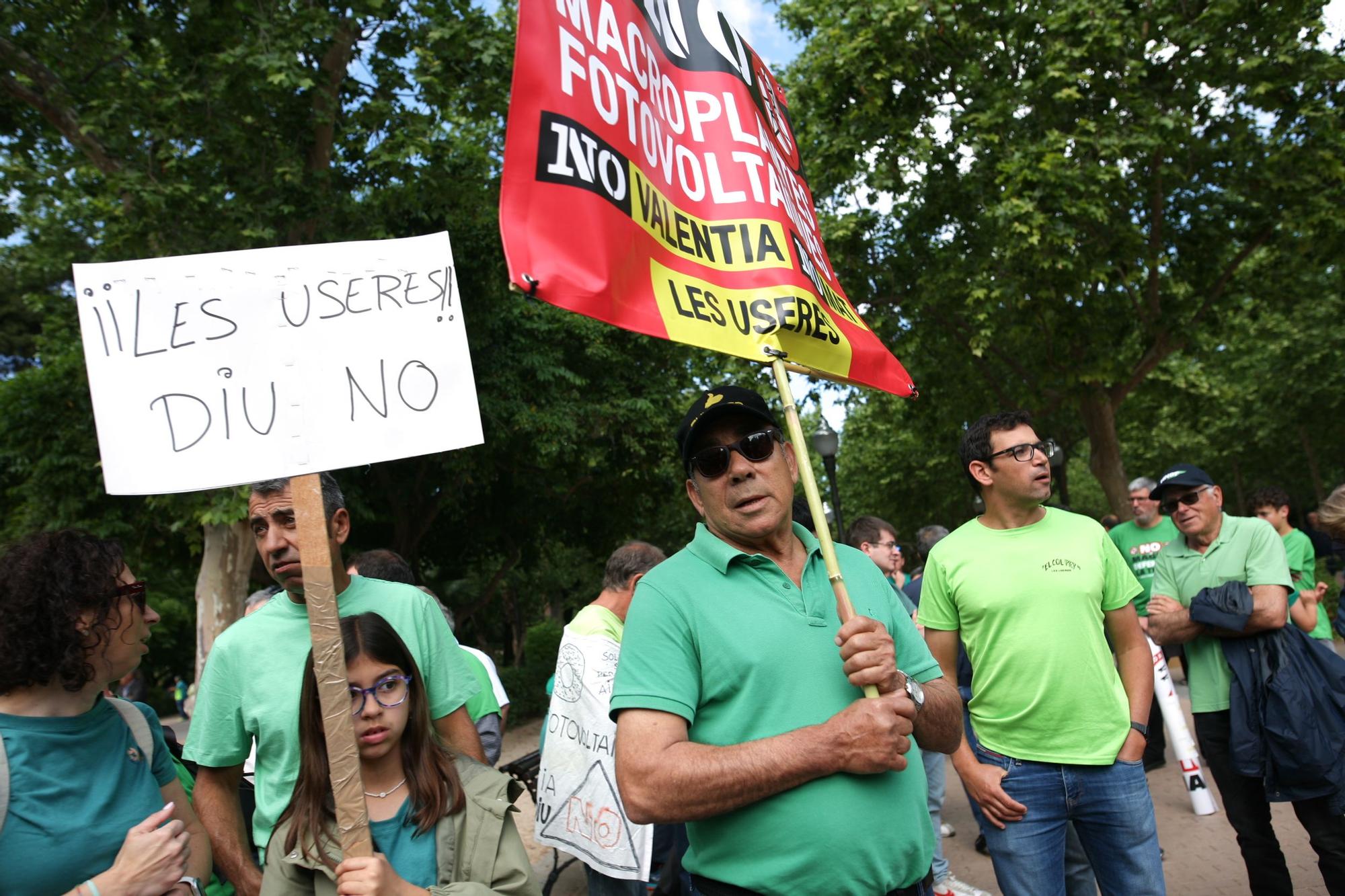 Una marea verde de 52 tractores y 700 personas grita en Castelló no a las macroplantas solares