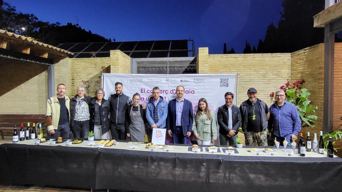 Representantes de los negocios participantes con el alcalde y el concejal.