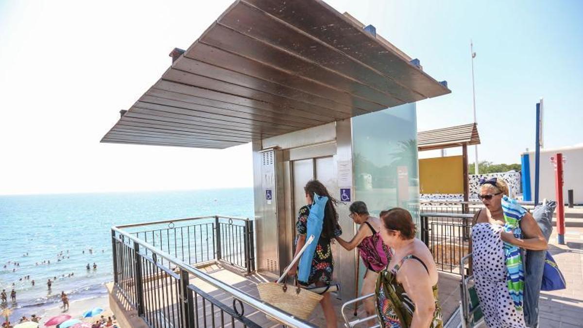 El ascensor de la playa de Punta Prima está averiado desde el verano pasado