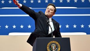 Elon Musk hace un gesto comparado con el saludo nazi durante uno de los actos de la toma de posesión de Trump, el pasado 20 de enero.