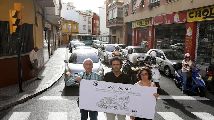 José Moreno, de la asociación de vecinos Segalerva, Manuel Téllez y Leire González, con un cartel en el que piden una solución contra el ruido en mitad de la calle Albéniz.