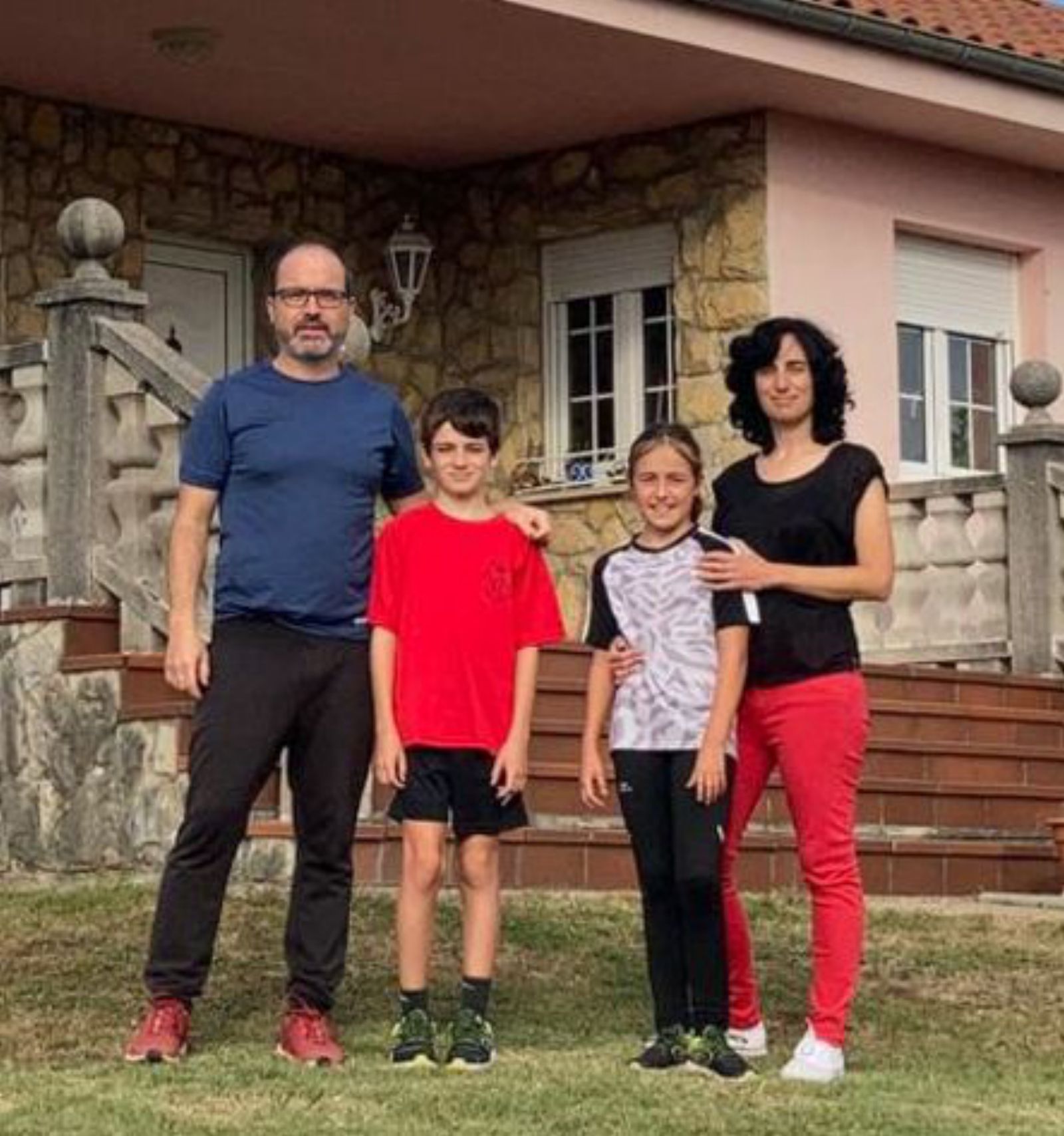 Pedro Pinto, sus dos hijos y su mujer Alejandra García, en Pruvia. | R. L. P.