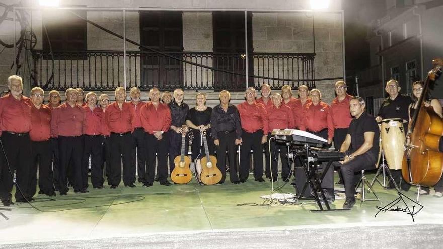 Los componentes de Mornura, que mañana ofrecerán un concierto en el atrio de la excolegiata. // FdV