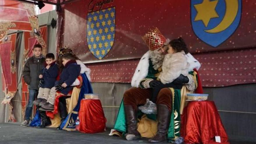 Los niños entregaron a los Magos sus cartas momentos antes de comenzar la Cabalgata.