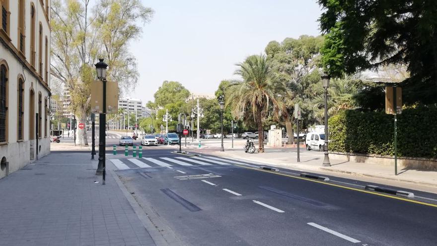 Calle Gil Dolz tras las obras de ampliación de aceras y remodelación de pasos de peatones.