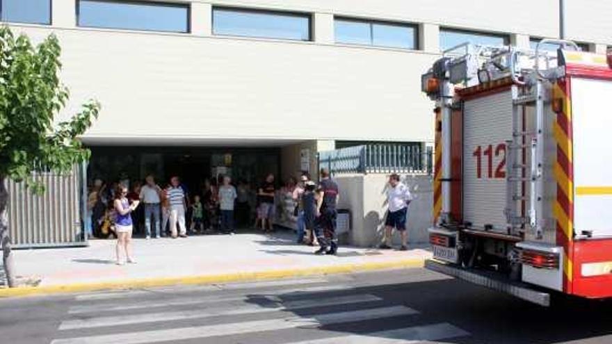 Los bomberos se sumaron a la concentración ante uno de los centros de salud de Ibi.