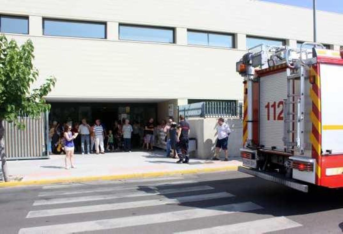 Los bomberos se sumaron a la concentración ante uno de los centros de salud de Ibi.