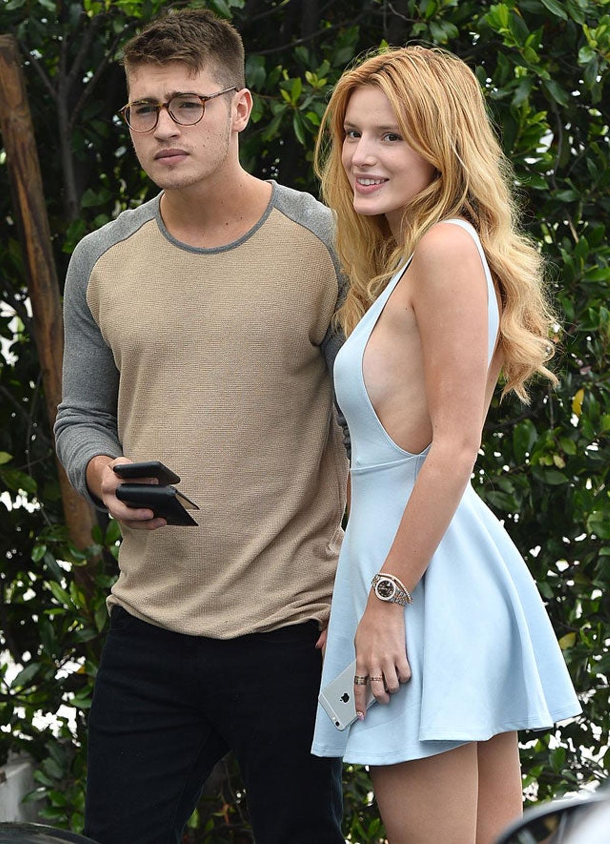 Bella Thorne, con un sexy vestido, posa junto a su novio en Los Ángeles