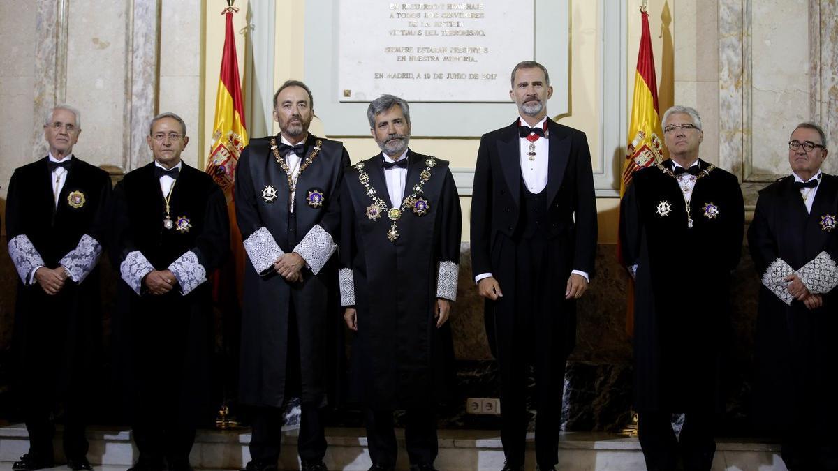 El presidente del Supremo, Carlos Lesmes, a la derecha del Rey, y Luis María Díez-Picazo, a la izquierda del Monarca, en un acto judicial.