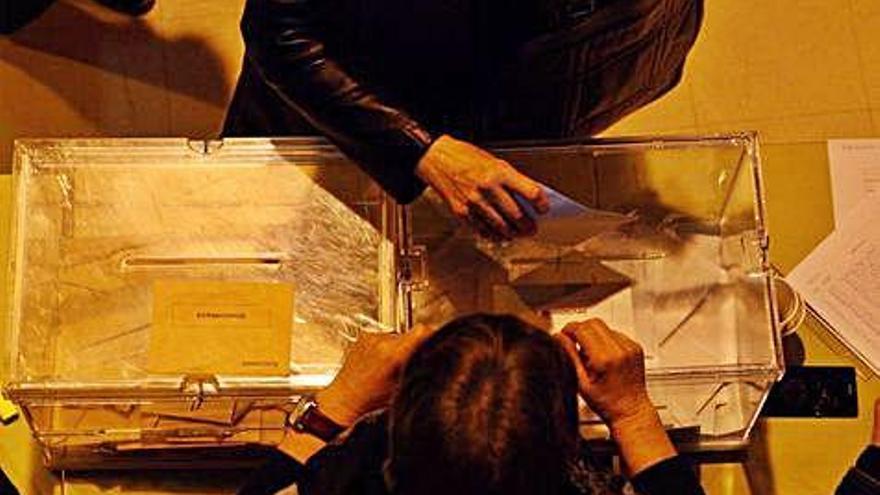 Un zamorano introduce su voto en la urna durante uno de los últimos procesos electorales