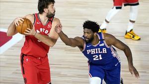 Marc Gasol controla el balón en presencia de Embiid