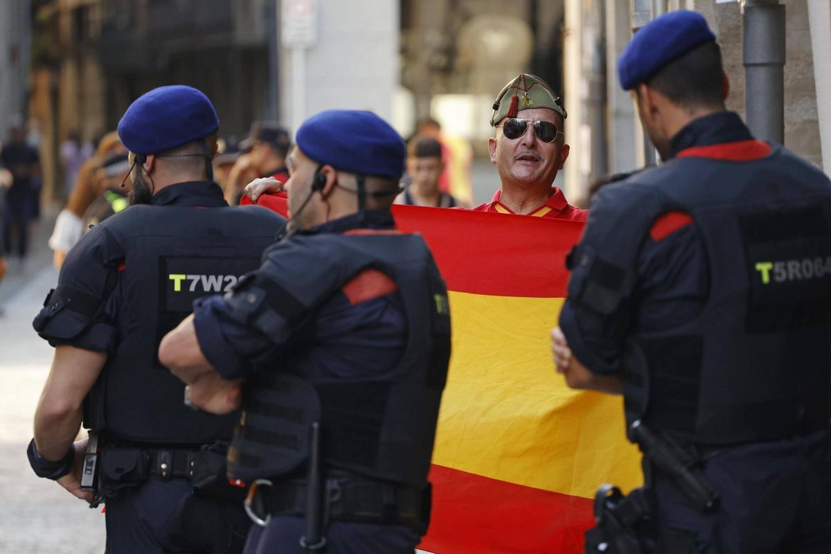 Les imatges de la manifestació i contramanifestació per l'entrada d'immigrants a Ceuta Les imatges de la manifestació i contramanifestació per l'entrada d'immigrants a Ceuta