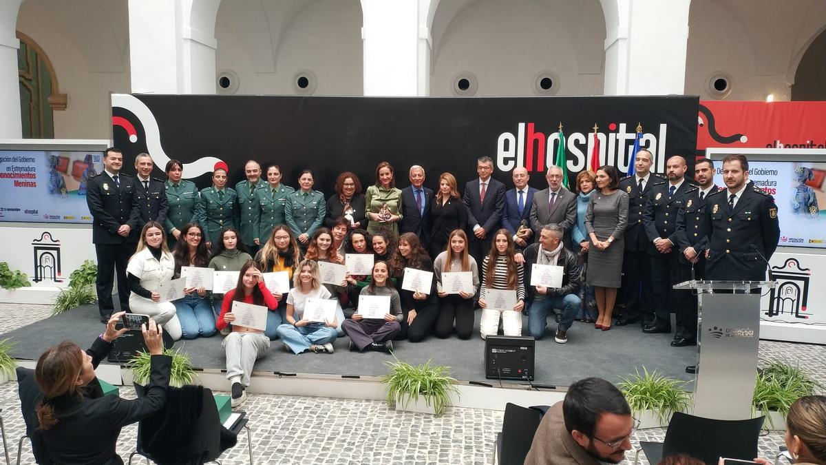 Foto de familia de las autoridades con los galardonados con las &#039;Meninas 2022&#039;.