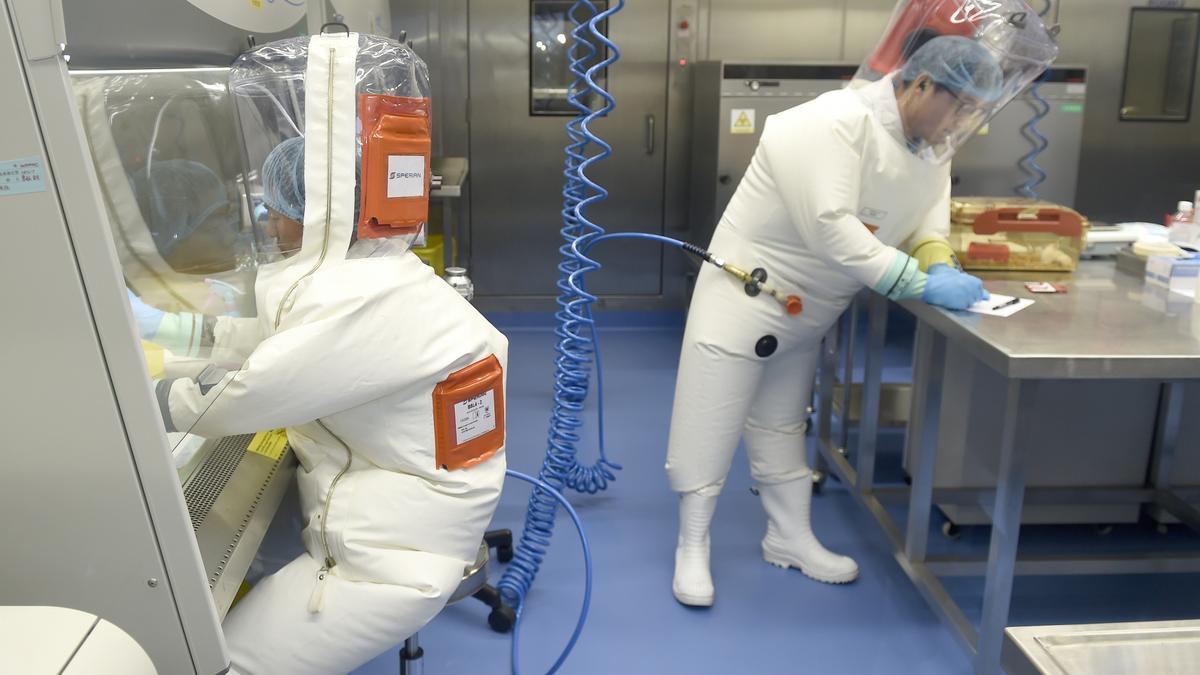 Trabajadores en el Instituto de Virología de Wuhan, en China.