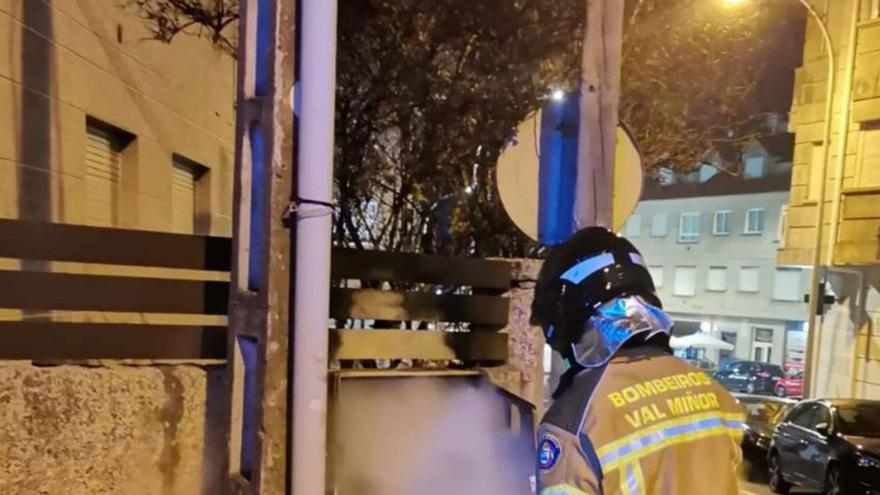 Un coche en llamas causa daños en la fachada de un supermercado en pleno centro de Baiona