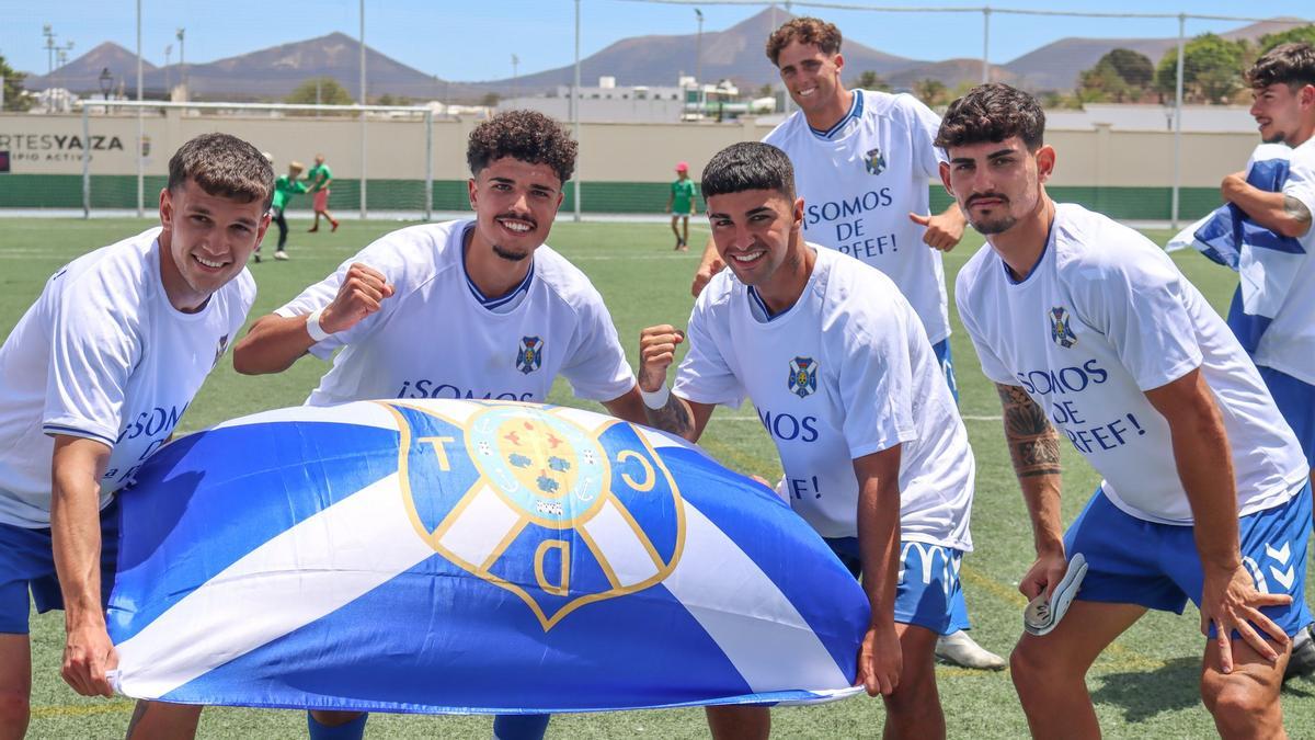 Los jugadores del B celebran su éxito en Lanzarote.