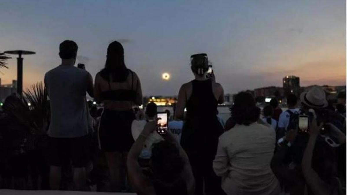 Gent gravant l'eclipsi